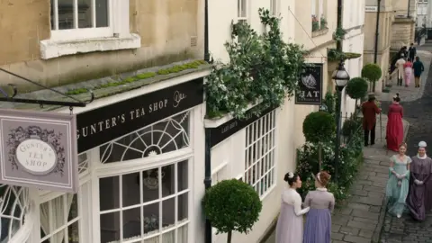 NETFLIX Street scene from Bridgerton