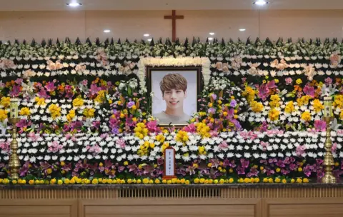 AFP The portrait of Kim Jong-Hyun, a 27-year-old lead singer of the massively popular K-pop boyband SHINee, is seen on a mourning altar at a hospital in Seoul on 19 December 2017