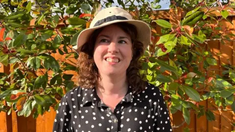 Robin Spinks Emma Tracey in a sunhat