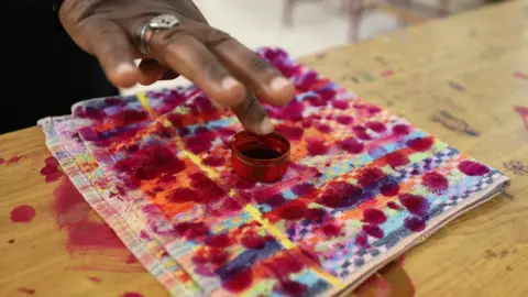 Reuters A voter's finger is marked with ink at a polling station in Alexandria, Egypt (26 March 2018)
