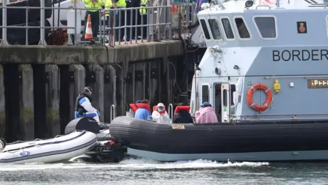 PA Media Migrants in Dover