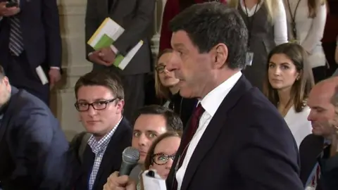 Jon Sopel asks question at press conference