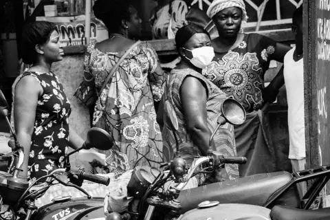 Justin Makangara for Fondation Carmignac A street scene showing shoppers in DR Congo's capital Kinshas