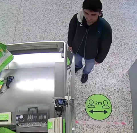 Met Police CCTV images of a man buying knives