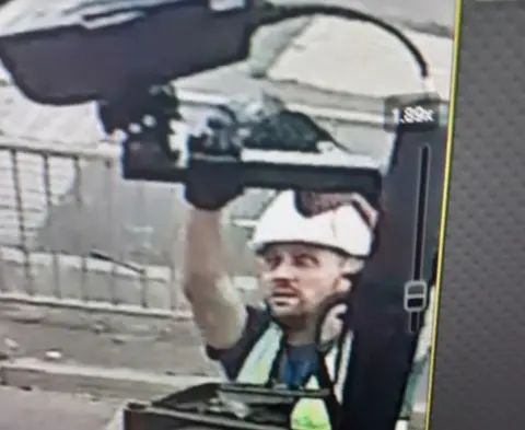 Met Police Man taking down Ulez camera