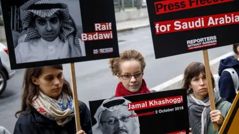 Getty Images Activists protest outside Saudi embassy in Berlin (01/10/19)