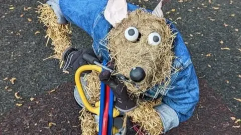 Mouse scarecrow