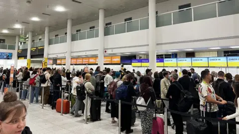 PA Media Queues at Gatwick