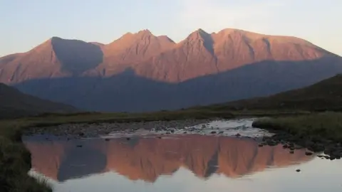 Hill Walker/Geograph An Teallach