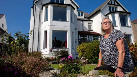 Mandy Jones Photography Ann Bedford outside the Caledonia care home