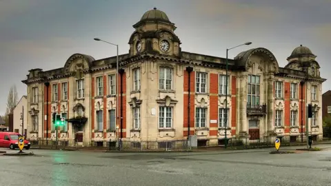 David Dixon/Geograph Radcliffe Town Hall