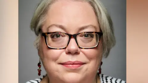 Lisa Holdsworth Lisa Holdsworth