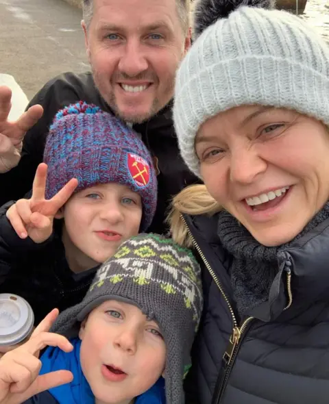 Ovel Family An Ovel family selfie