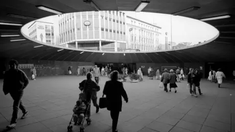 Martin Jenkinson Image Library The 'Hole in the Road'