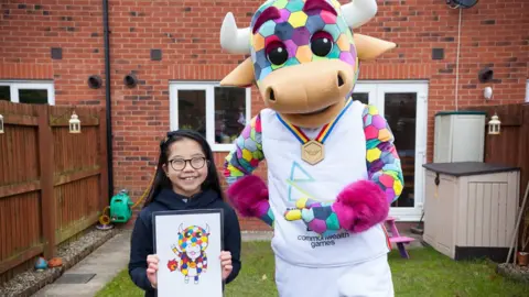 Birmingham 2022/Ian Powell Emma Lou and mascot Perry