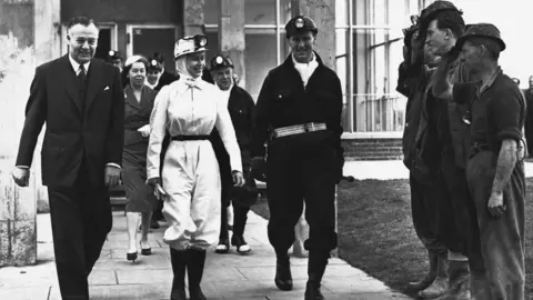 Hulton Deutsch The Queen visits the Rothes Colliery in Fife in 1958