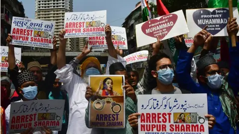 Getty Images Muslim activists shout slogans in reaction to the remarks of suspended BJP leader and spokesperson Nupur Sharma on Prophet Muhammad during a protest at Bhendi Bazar, on June 6, 2022 in Mumbai, Indi