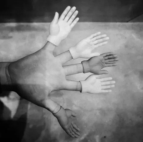 Mann Marie-Claire Hand with small hands attached