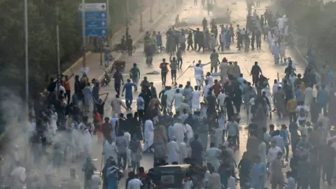 Το Reuters Υποστηρίζει τον Imran Khan οργάνωσε πανεθνικές διαδηλώσεις μετά τη σύλληψή του στις 9 Μαΐου