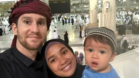 Mat Dan Dan with his wife and child in Mecca