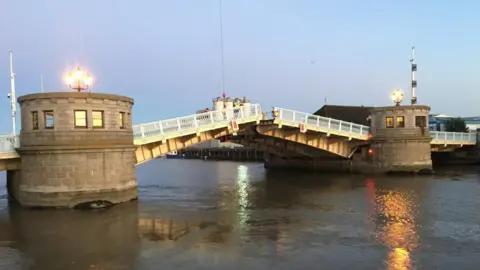 Andrew Turner/BBC Haven Bridge in partially open position in Great Yarmouth