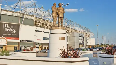 Monumental Icons Clough/Taylor statue