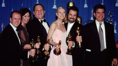 Getty Images David Parfitt, Donna Gigliotti, Harvey Weinstein, Gwyneth Paltrow, Edward Zwick, Mark Norman for Best Fim "Shaekspeare in Love"