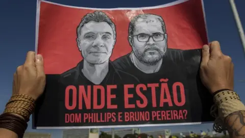 EPA "Onde estao Dom Phillips e Bruno Pereira?"; where is Dom Phillips and Bruno Pereira.