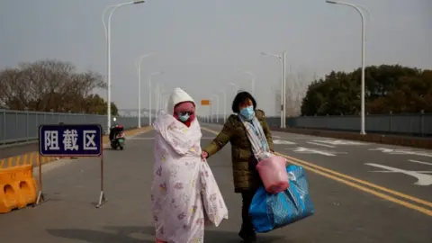 Thomas Peter - Reuters Mother and daughter at checkpoint