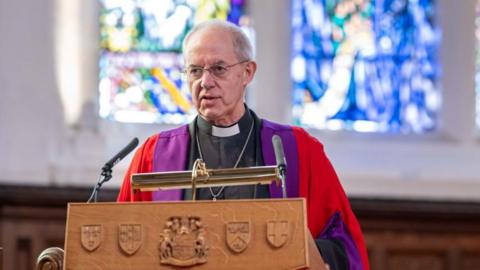 Archbishop of Canterbury gets honorary degree from Aberdeen uni - BBC News