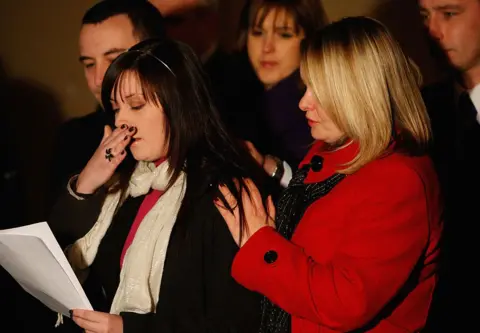 Getty Images Lindsay Brown speaks outside the High Court in Dundee on 2 December 2008, standing next to her sister Sharon Brown, who has her hand on her shoulder. Lindsay is reading from a sheet of paper and has her hand to her face.