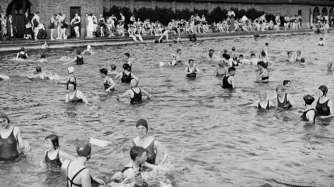 Nottingham Local Studies Library Highfield Lido swimmers in 1933