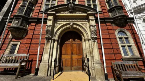 El exterior de la entrada al parlamento, que es de ladrillo rojo.