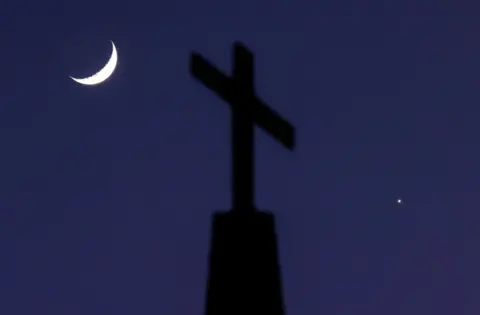 Reuters Bulan sabit dan planet Venus mengangkangi salib di atas Gereja Baptis Quebec di Ellaville, Georgia