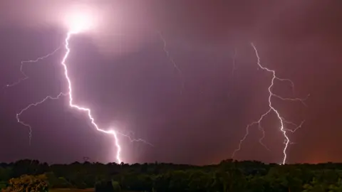 What causes thunder and lightning? - Met Office