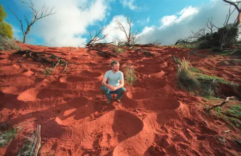 BRYAN CHARLTON/Fairfax Media via Getty Images Andy Goldsworthy, who has created a sculpture entitled 'Red Earth', in the Australian outback, 10 August 1991. Neg no. 91-32379. THE AGE Picture by BRYAN CHARLTON 