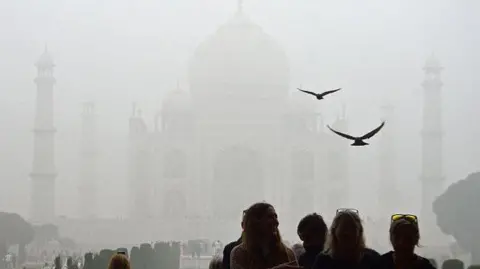 Getty Images Wisatawan mengunjungi Taj Mahal pada pagi yang dingin dan berasap di Agra pada 18 November 2024