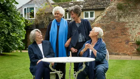 Joan Ploughright bersama tiga rekan teater Dames: Maggie Smith, Eileen Atkins dan Judi Dench