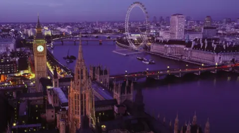 Marks Barfield Sebuah gambar yang dihasilkan komputer dari mata London sebelum dibangun, diatur ke foto yang diambil pada senja di London yang menunjukkan Sungai Thames dan Gedung Parlemen dari atas, Menara Big Ben di sebelah kiri gambar