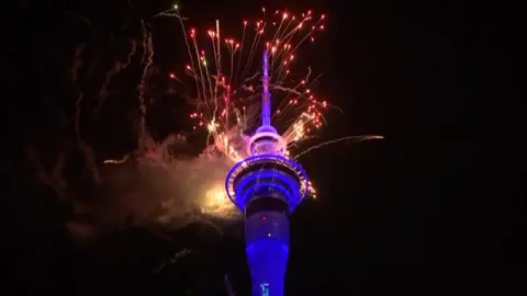 Fogos de artifício na icônica Sky Tower, Auckland, Nova Zelândia