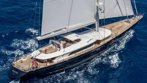 La foto dell'EPA pubblicata il 19 agosto 2024 mostra lo yacht bayesiano che naviga al largo della Sicilia, nell'Italia meridionale.