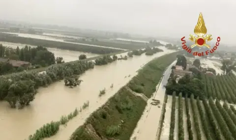 Vigili del Fuoco Una vasta zona inundada en Emilia-Romaña