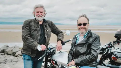   South Shore Productions/PA Si King 和 Dave Myers 在 BBC 烹饪节目《The Hairy Bikers Go West》中