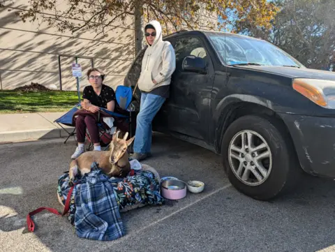 Roya Lavasani, berdiri, dan putrinya, pernah tinggal di gedung kondominium Malibu yang mereka miliki beberapa hari yang lalu. Kini mereka berlindung di dalam mobil keluarga.