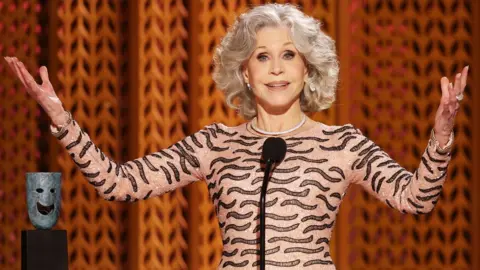 Getty Images Honoree Jane Fonda menerima Sag Life Achievement Award di atas panggung selama Penghargaan Guild Aktor Layar Tahunan ke -31 di Shrine Auditorium dan Expo Hall pada 23 Februari 2025 di Los Angeles, California.