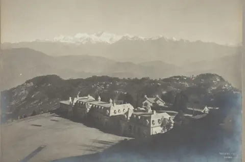 Dag Darjeeling dan Kanchenjunga Range, Himalaya Collodion Print yang Dipasang di Kartu, 1899