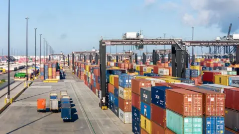 Getty Images Zeecontainers worden hoog gestapeld bij de Port of Houston Authority op 20 september 2024 in Harris County, Texas.