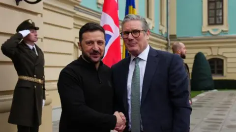 Ukrainian President Volodymyr Zelensky and UK Prime Minister Sir Keir Starmer