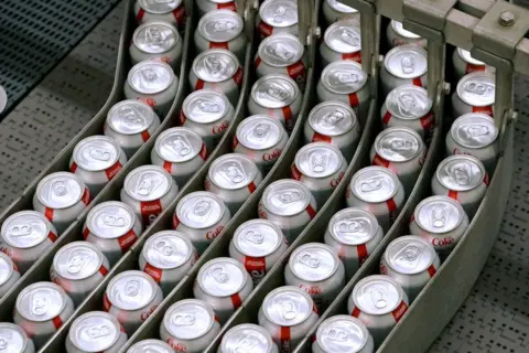 Getty Images Cans of Coca-Cola Co. Diet Coke Brand Soda Bergerak di sepanjang sabuk konveyor di pabrik pembotolan Swire Coca-Cola di West Valley City, Utah, AS, pada hari Jumat, 19 April 2019.