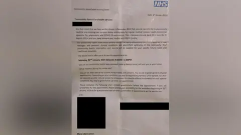 Polícia de Northumbria Uma imagem de uma carta do NHS para a vítima marcando uma consulta. A carta, que tem um grande logotipo do NHS no canto superior direito, é uma falsificação escrita por Thomas Kwan